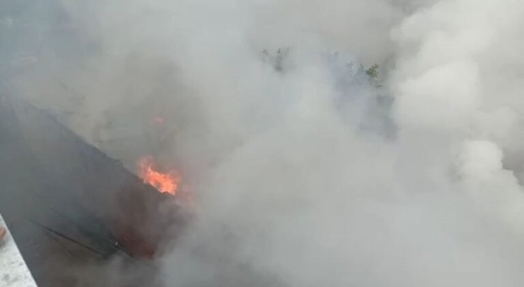 नमकीन के गोदाम में लगी भीषण आग, 55 लाख का नुकसान