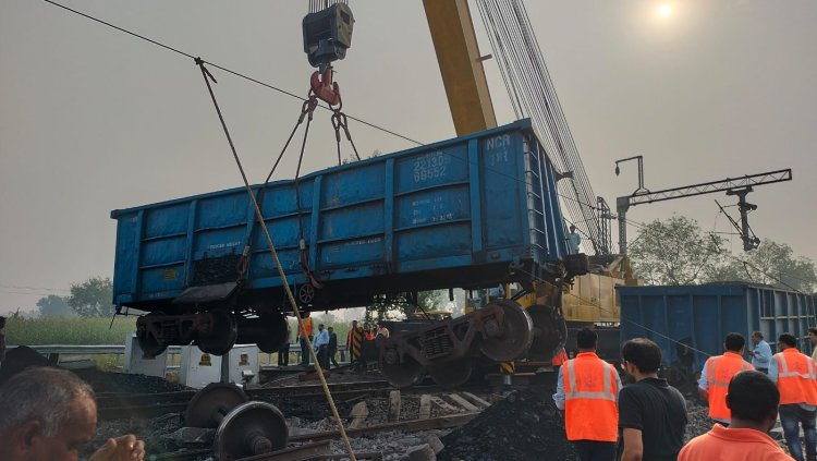 मथुरा : 13 घंटों बाद शुरू हाे सका ट्रेन संचालन, यात्रियों ने ली राहत की सांस