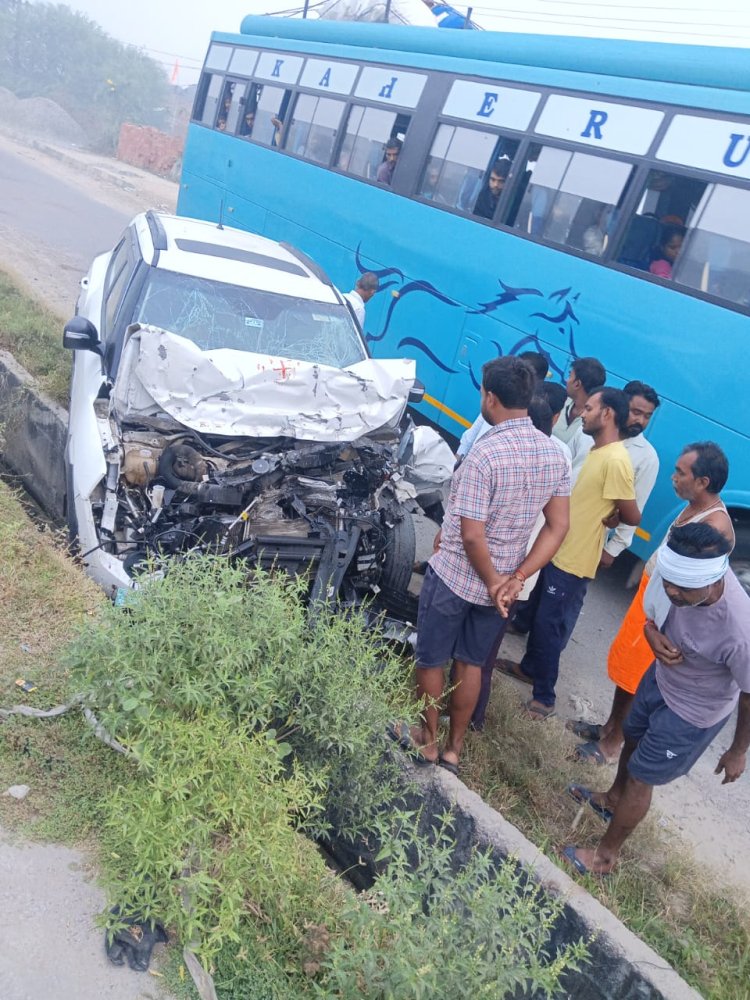 डीसीएम में पीछे से घुसी कार, अधिशासी अधिकारी व चालक घायल