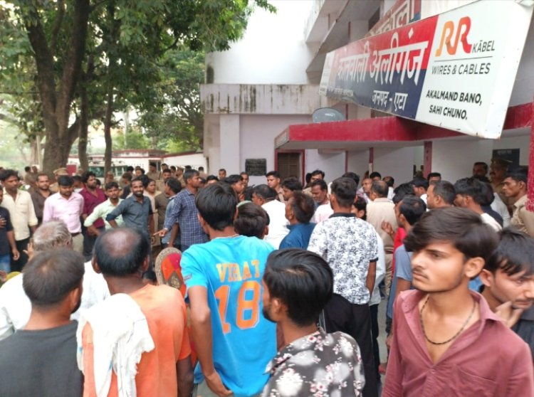 एटा में पूर्व प्रधान की हत्या, गिरफ्तारी को लेकर थाने पर शव के साथ ग्रामीणों और परिजनों का प्रदर्शन।