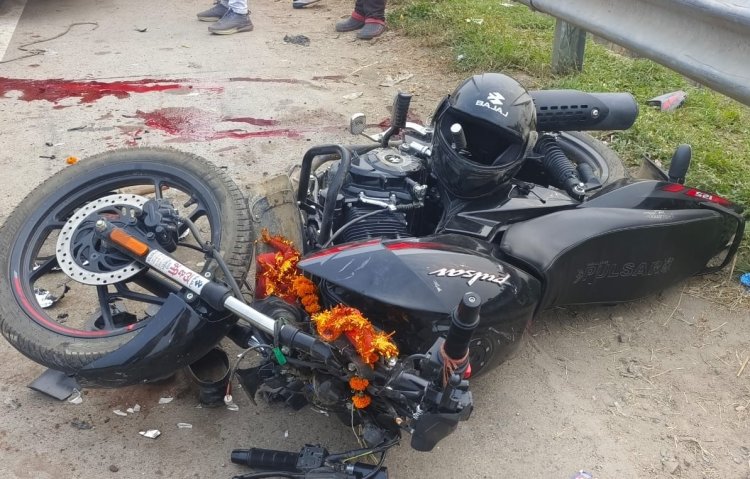 वाराणसी : मिर्जामुराद में तेज रफ्तार बाइक खड़ी ट्रक से टकराई, दो युवकों की मौत