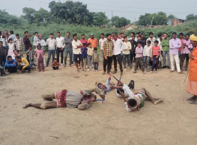 उप्र के हमीरपुर जिले के बेरी गांव में ऐतिहासिक किले के पास हुआ लट्ठमार दीवारी नृत्य