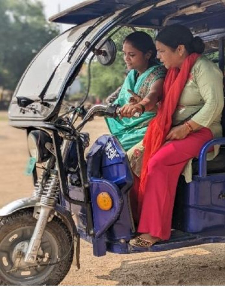 ई-रिक्शा ड्राइविंग शुरू करने वाली सैकड़ों महिलाएं बनीं रोल मॉडल
