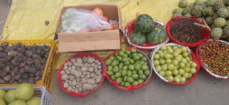 काशी में छठ महापर्व की सुगंध: बाजारों में रौनक, मौसमी फलों और गन्ना की हाे रही खरीदारी