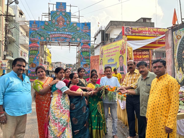 न्यू काली पूजा समिति ने छठ व्रतियों को किया पूजन सामग्री का वितरण