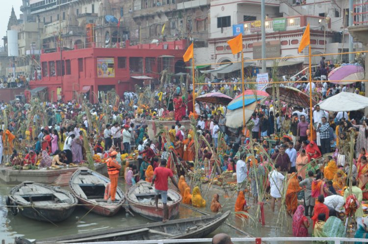 उत्तर प्रदेश में डाला छठ के तीसरे दिन लाखों व्रतियों ने दिया अस्ताचलगामी सूर्य को अर्घ्य