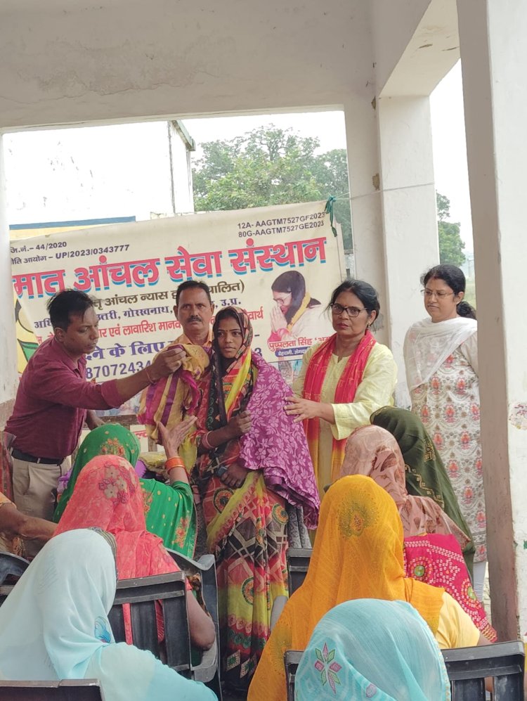 छठ पूजा पर मातृ आंचल सेवा संस्थान ने वृद्ध माताओं काे वितरित की साड़ी