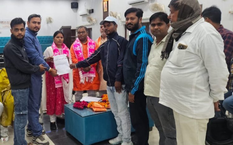 औरैया : कार्तिक मेले का टेंडर रद्द करने की मांग तेज, सभासदों ने विधायक को सौंपा ज्ञापन