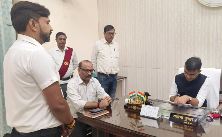 वाराणसी: जिलाधिकारी ने जनता दर्शन में सुनीं लोगों की समस्याएं, त्वरित निस्तारण के निर्देश