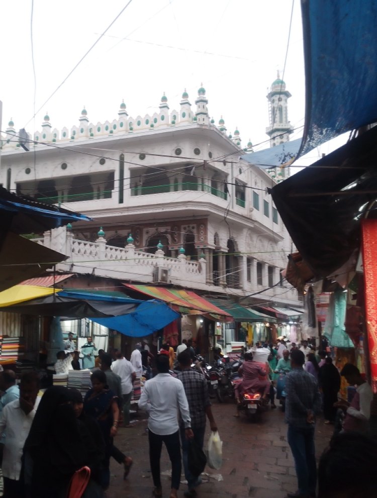 वाराणसी दालमंडी में सायरन बजाकर दौड़ती रही पुलिस की गाड़ी,ग्राहकों के काटे चालान