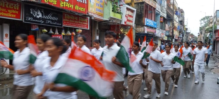 वाराणसी: रिमझिम बारिश के बीच रन फॉर यूनिटी में दौड़ी काशी,पुलिस कर्मियों,युवाओं ने की भागीदारी