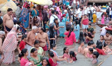 वाराणसी: हरिप्रबोधिनी एकादशी पर लाखों श्रद्धालुओं ने गंगा में लगाई आस्था की डुबकी