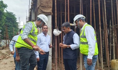 वाराणसी: जिलाधिकारी ने निर्माणाधीन लाइब्रेरी का किया निरीक्षण