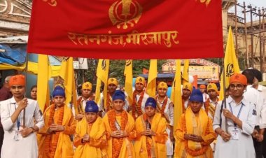 गुरु नानक देव के प्रकाशोत्सव पर भक्ति और वीरता से सराबोर हुई मीरजापुर की शोभायात्रा