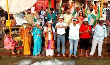 वाराणसी: गंगा को राष्ट्रीय नदी घोषित करने की वर्षगांठ पर उतारी आरती, किया दुग्धाभिषेक