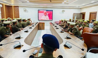 राष्ट्रगीत वंदेमातरम की 150वीं वर्षगांठ पर प्रधानमंत्री के संबोधन का सजीव प्रसारण देखा गया