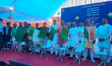 प्रयागराज छिवकी स्टेशन पर वंदे भारत ठहराव का महापौर ने हरी झंडी दिखाकर किया शुभारम्भ