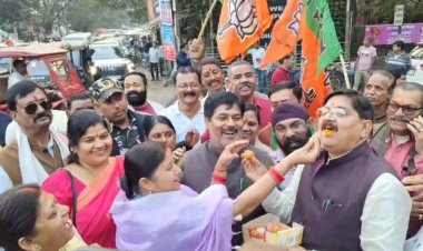 बिहार में एनडीए की अप्रत्याशित जीत पर धनबाद में जश्न का माहौल