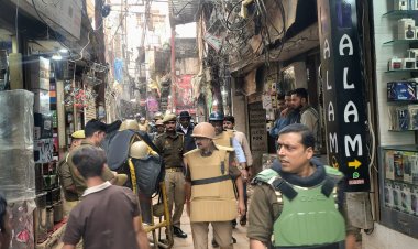 वाराणसी: दालमंडी सड़क चौड़ीकरण योजना में फोर्स के साथ हुई ध्वस्तीकरण की कार्रवाई