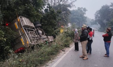 बिहार बेतिया से वाराणसी जा रही बस अनियंत्रित होकर पलटी 15 यात्री घायल