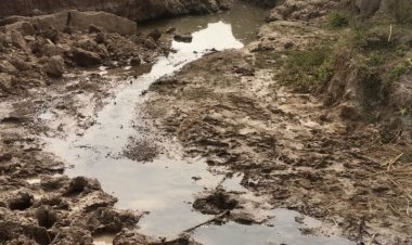 मीरजापुर में तालाब का टूटा तटबंध, कई गांवों का संपर्क बाधित