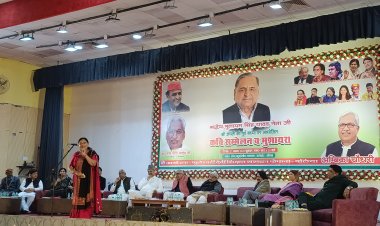 गीतों और गजलों में ऊकेरी 'नेता जी' की कृतियां