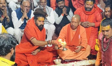 मुख्यमंत्री योगी ने मां गंगा का पूजन करने के साथ बड़े हनुमान के चरणों में झुकाया शीश