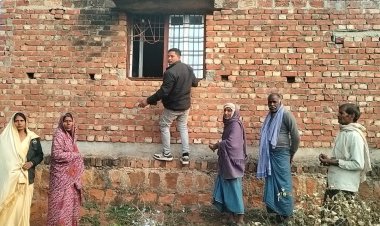 खिड़की काटकर घर में घुसे चोराें ने 10 लाख के जेवर और 50 हजार रुपये चुराया