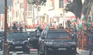 प्रधानमंत्री मोदी ने अयोध्या धाम में ध्वजारोहण से पहले किया रोड शो