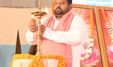 स्वर्वेद महामंदिर धाम उमरहा में ‘अ’ अंकित श्वेत ध्वजारोहण के साथ समर्पण दीप अध्यात्म महोत्सव शुरू