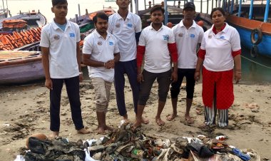 वाराणसी: राजघाट पर मिनटों में गंगा का आंचल दिखने लगा स्वच्छ