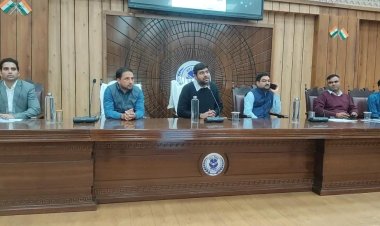 गोरखपुर में डीएम ने एसआईआर काे लेकर नगर निगम में की समीक्षा बैठक