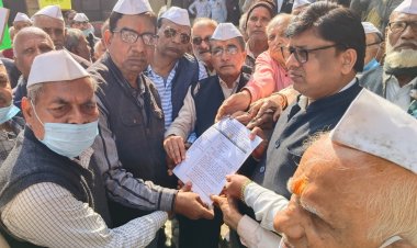 मौन व्रत धारण कर कटोरी चम्मच बजाकर पेंशनरों ने किया प्रदर्शन