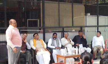 काशी शब्दोत्सव 2025 की व्यवस्था टीम और आयोजक मंडल की हुई समीक्षा