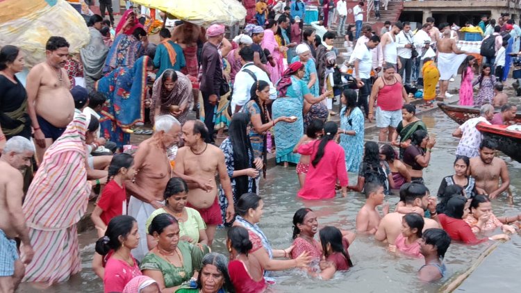वाराणसी: हरिप्रबोधिनी एकादशी पर लाखों श्रद्धालुओं ने गंगा में लगाई आस्था की डुबकी