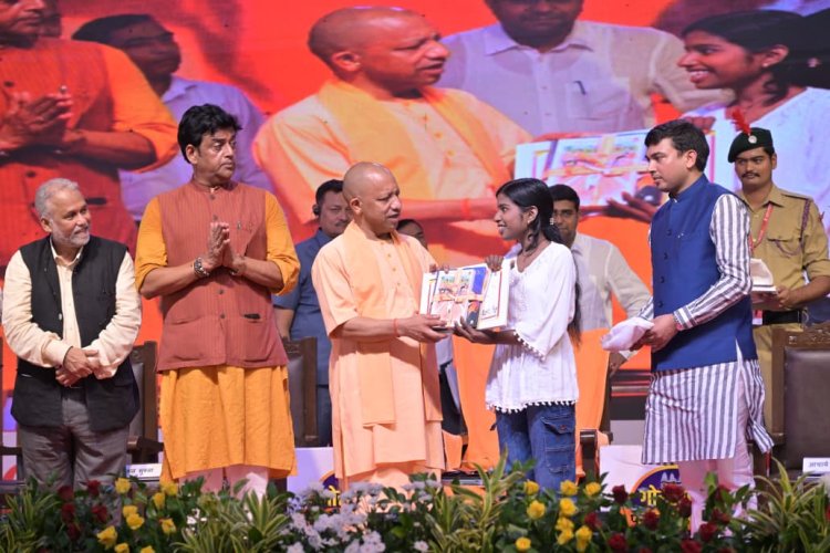 बच्चे स्मार्टफोन की जगह अच्छी पुस्तकों में करें अपने समय का निवेश : मुख्यमंत्री योगी