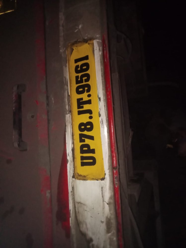 उरई : सूरत जा रही स्लीपर बस खाई में गिरी, 21 यात्री घायल