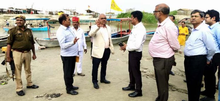 कानपुर में कार्तिक पूर्णिमा गंगा स्नान की तैयारियों को लेकर जिलाधिकारी ने सरसैया घाट का निरीक्षण किया का छायाचित्र