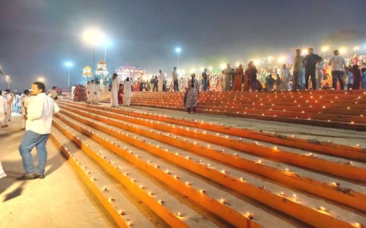 51 हजार दीपों की रोशनी से नहाया परमार्थ अरैल संगम घाट