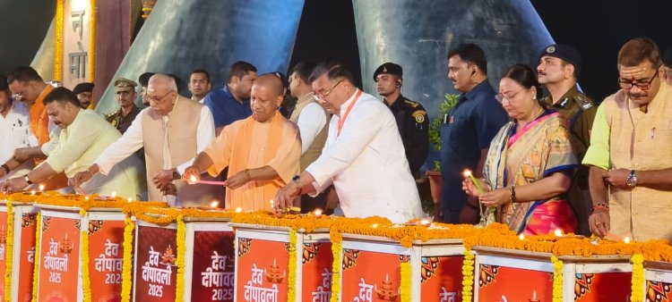 देव दीपावली : चेत सिंह घाट पर ‘काशी-कथा’ थ्रीडी शो ने बांधा समां