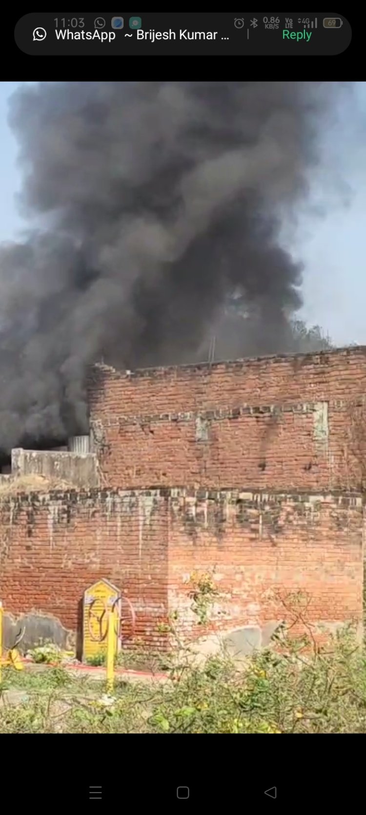 प्रयागराज: पड़िला महादेव मंदिर के समीप एक घर में लगी भीषण, काबू पाने में जुटा अग्नि शमन दस्ता उप्र