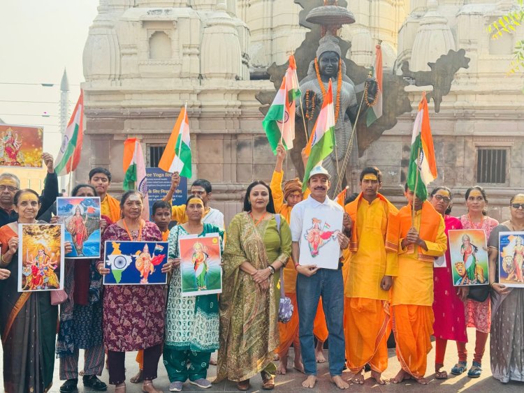 काशी विश्वनाथ धाम में गूंजा "वंदे मातरम", युवाओं ने 'आतंकवाद-भारत छोड़ो' लगाए नारे