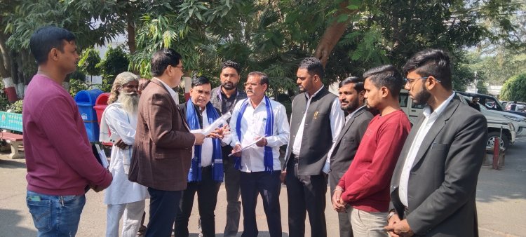 जलापूर्ति में भेदभाव का आरोप, भीम आर्मी ने डीएम को सौंपा ज्ञापन