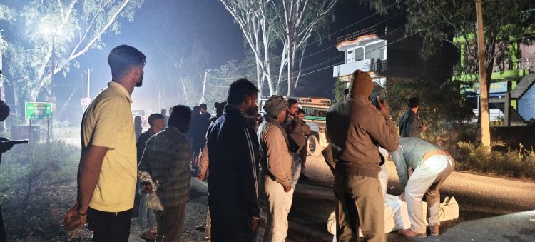 तेज रफ्तार हाइवा की टक्कर से बाइक सवार की मौत, पुलिस ने चालक को पकड़ा