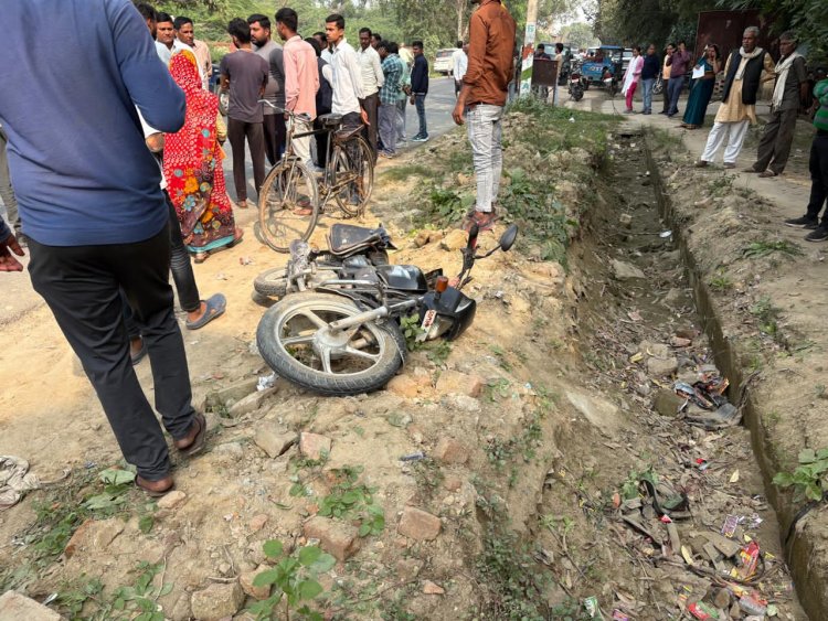 तेज रफ्तार कार ने सड़क किनारे खड़े बाइक सवार को रौंदा,मौत