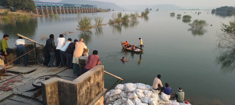 किसानों का धरना सातवें दिन भी जारी, इंजीनियर रिसाव रोकने में जुटी