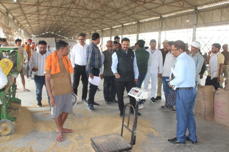 जिलाधिकारी ने धान क्रय केंद्र व सहकारी समिति का किया निरीक्षण