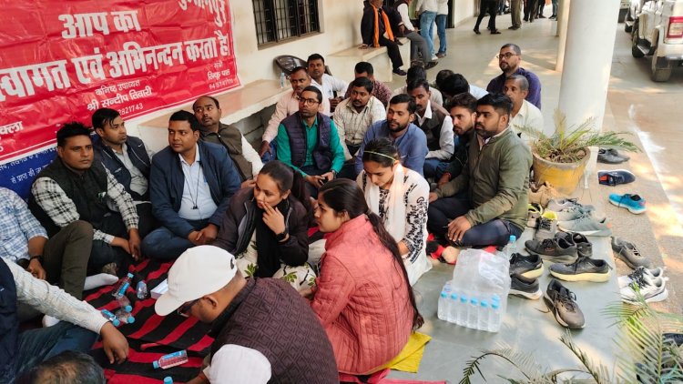 लेखपालों ने वेतन वृद्धि, पदनाम बदलने की मांग को लेकर किया प्रदर्शन