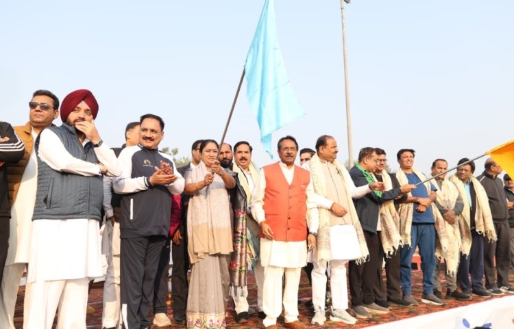 मुख्यमंत्री ने 'नमो रन फॉर रोड सेफ्टी' को दिखाई झंडी, बोलीं-सड़क सुरक्षा के प्रति जागरूकता सुदृढ़ करना लक्ष्य