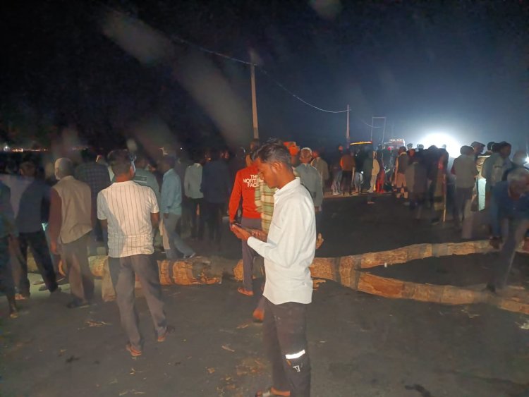 डबल डेकर बस की टक्कर से महिला की मौत, पिता पुत्री घायल, परिजनों ने किया रोड जाम